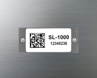 QR-Label auf Metallplatte geschraubt